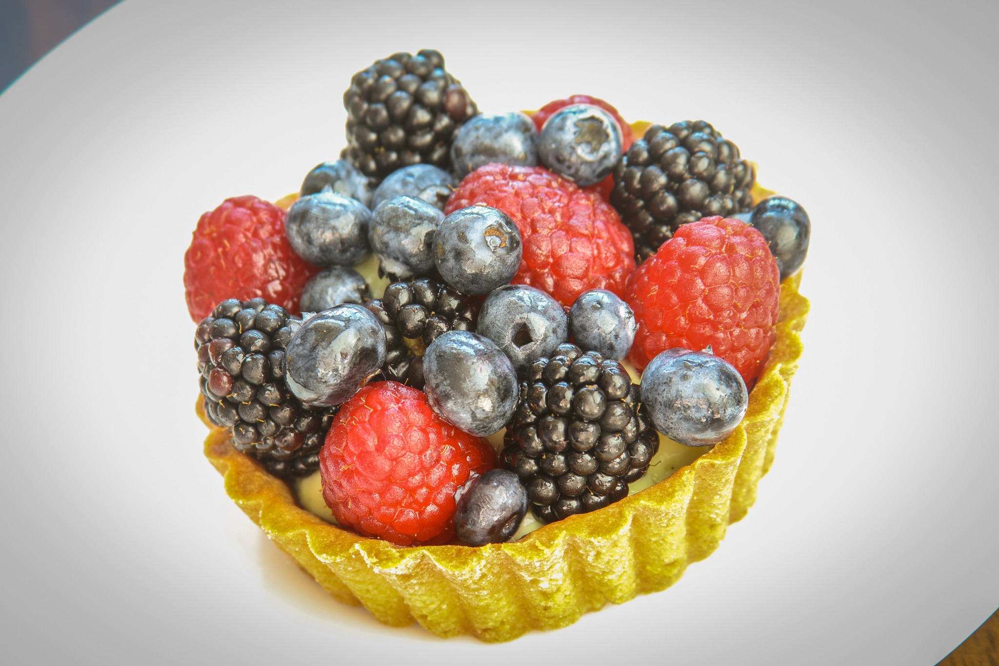 Mixed berry tart with berries